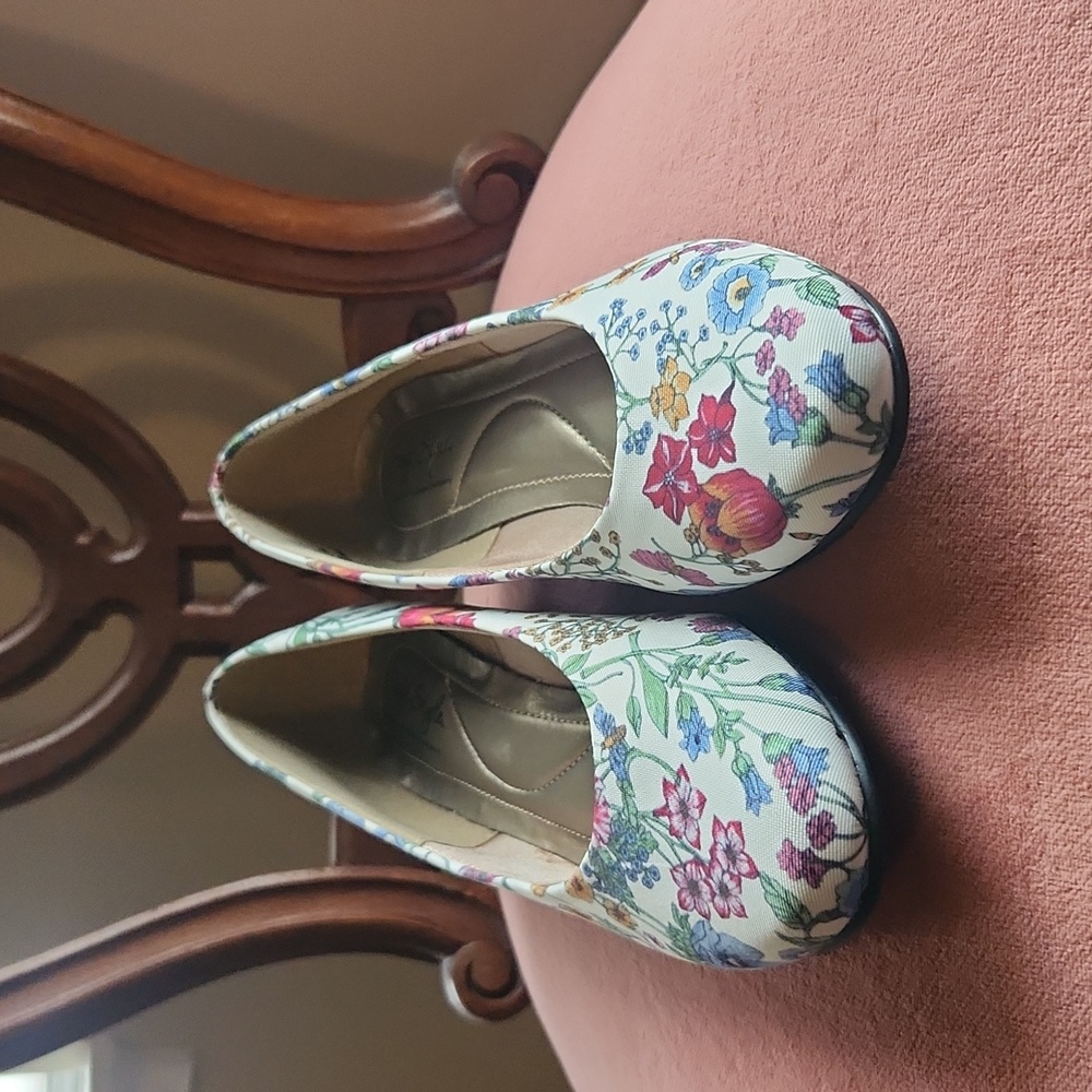 Soft Style Angel II Wildflower floral pumps